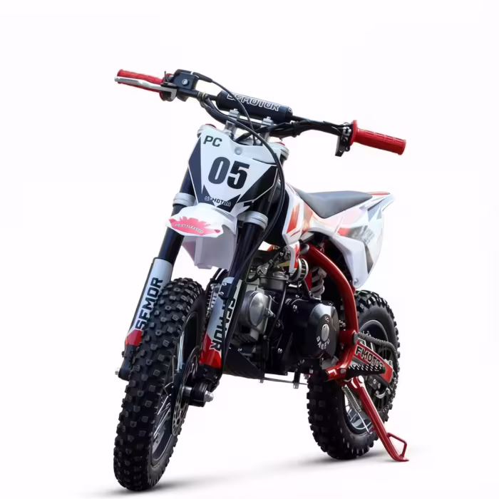 Moto de cross juvenil blanca y roja con el número 05.