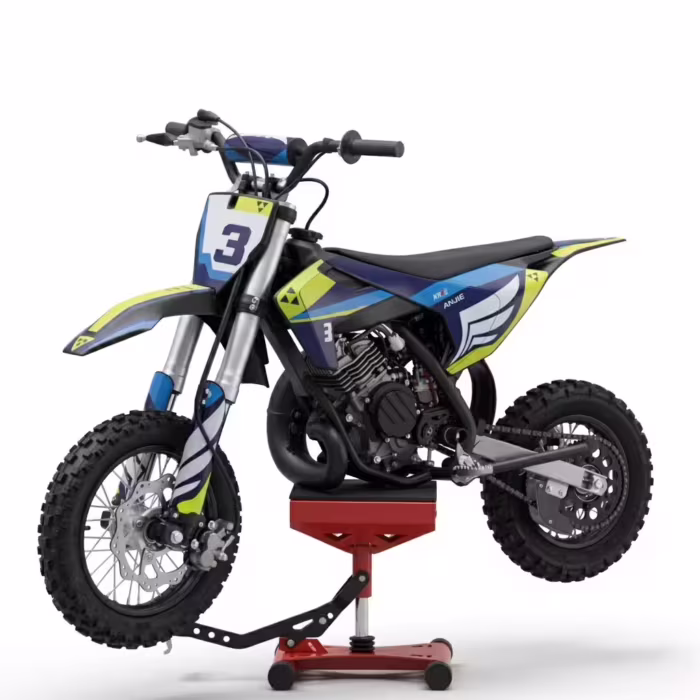 Minimoto de cross sobre soporte rojo con gráficos azules y amarillos.