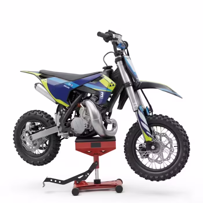 Moto de cross azul y amarilla sobre un caballete rojo