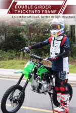 Piloto en una moto de cross verde todoterreno con cuadro de doble viga.
