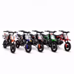 Cinco minimotos de cross coloridas en fila