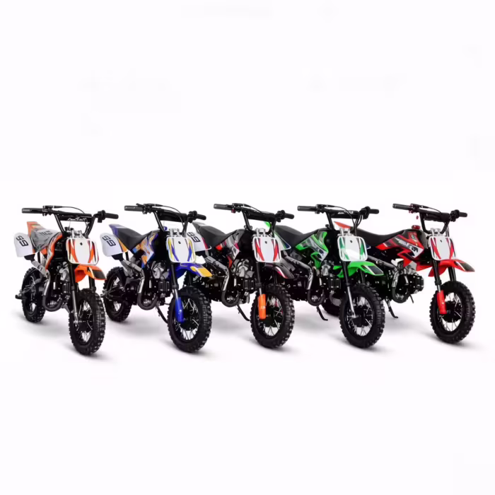 Cinco mini motos de motocross coloridas enfileiradas