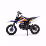 Moto de cross infantil azul y naranja sobre fondo blanco