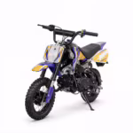 Minimoto de cross azul y amarilla sobre fondo blanco