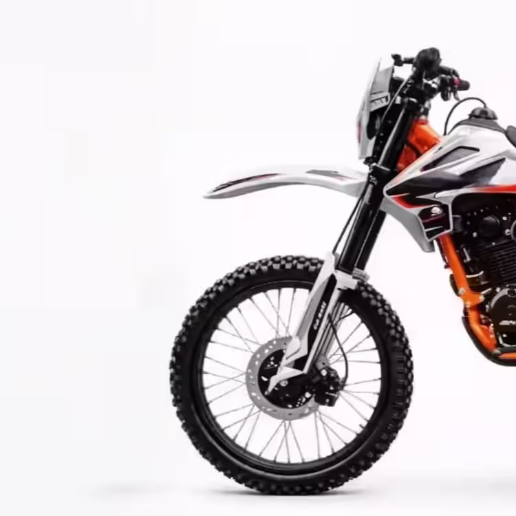 Vista frontal de uma moto de trilha de 220cc e 250cc