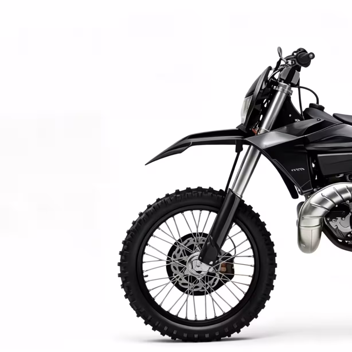 Vista frontal de uma motocicleta off-road preta de 300cc e 4 tempos.