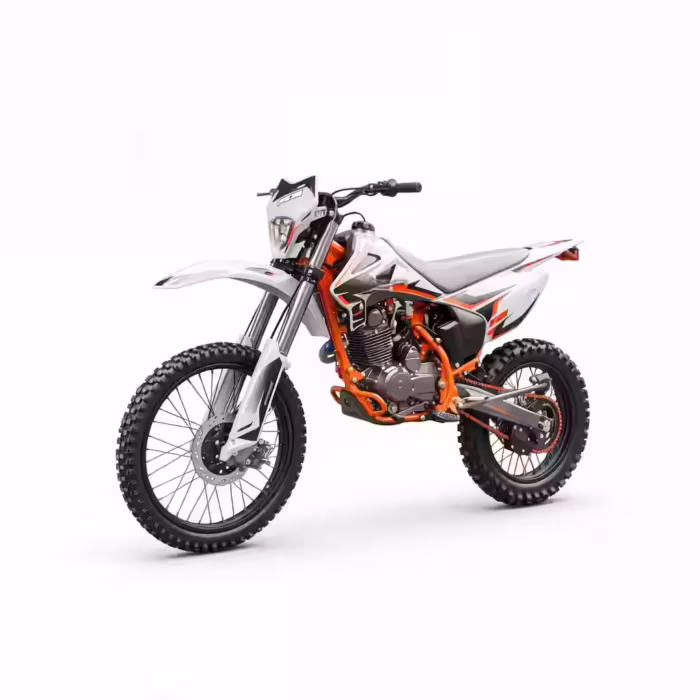 Moto de cross blanca y naranja con neumáticos negros.
