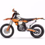 Vista lateral de la moto de cross NB300 EFI naranja y blanca