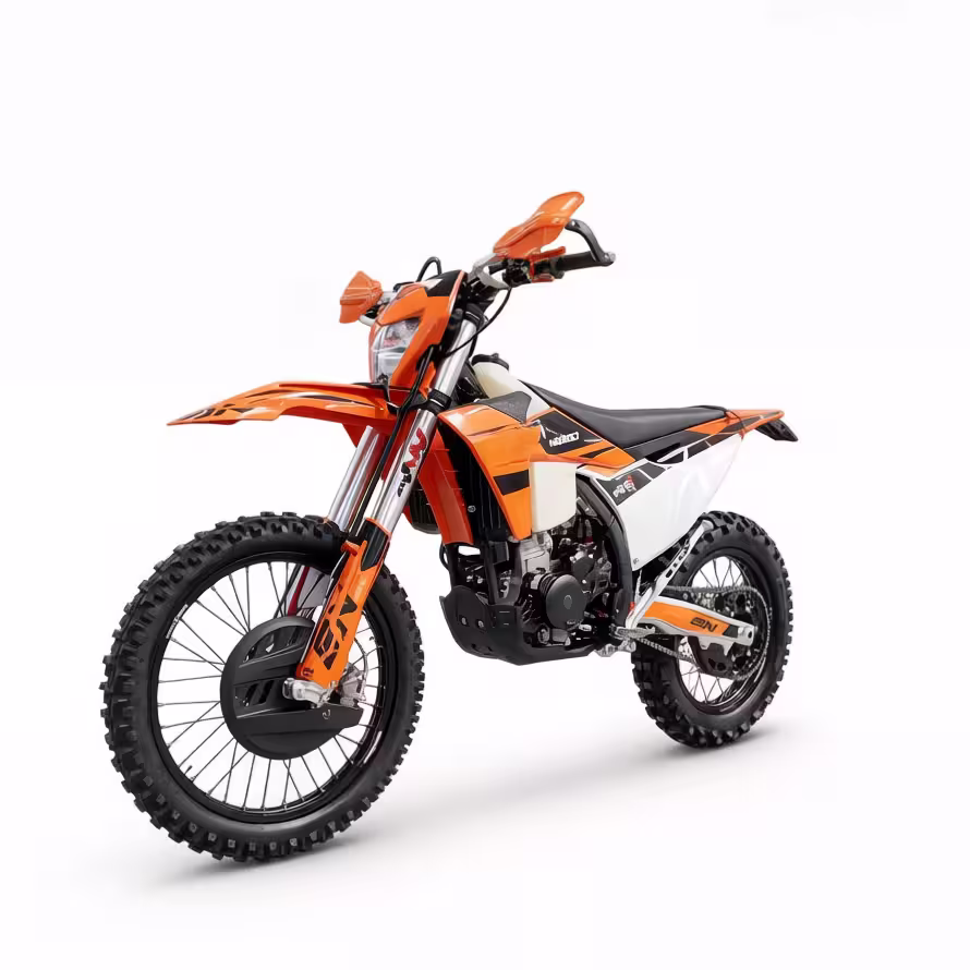 Moto de trilha laranja e branca com assento preto
