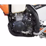 Vista de cerca del motor de la motocicleta K1 NB300 EFI