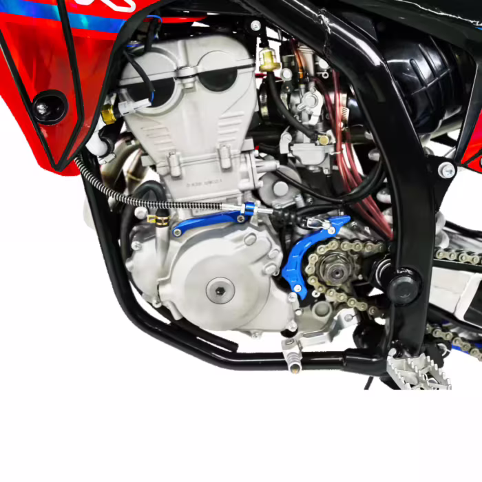 Motor de motocicleta con componentes azules y transmisión por cadena.
