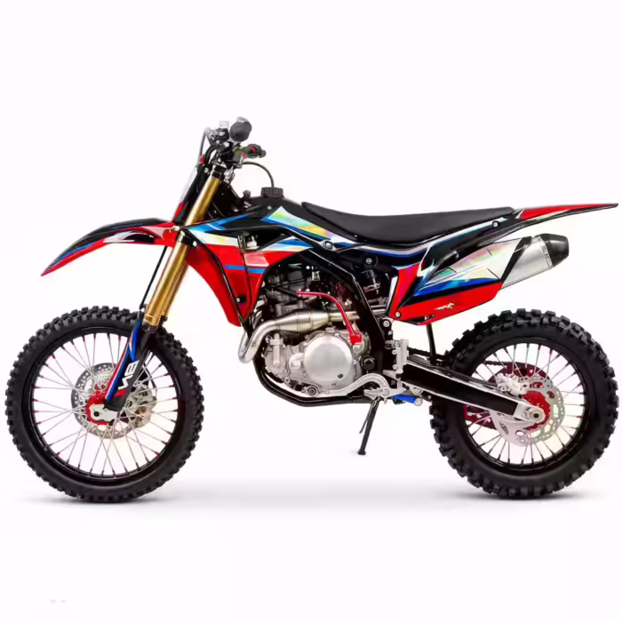Moto de cross todoterreno roja y azul con asiento negro.