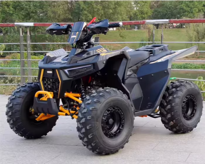 ATV deportivo negro y naranja con neumáticos todoterreno grandes.