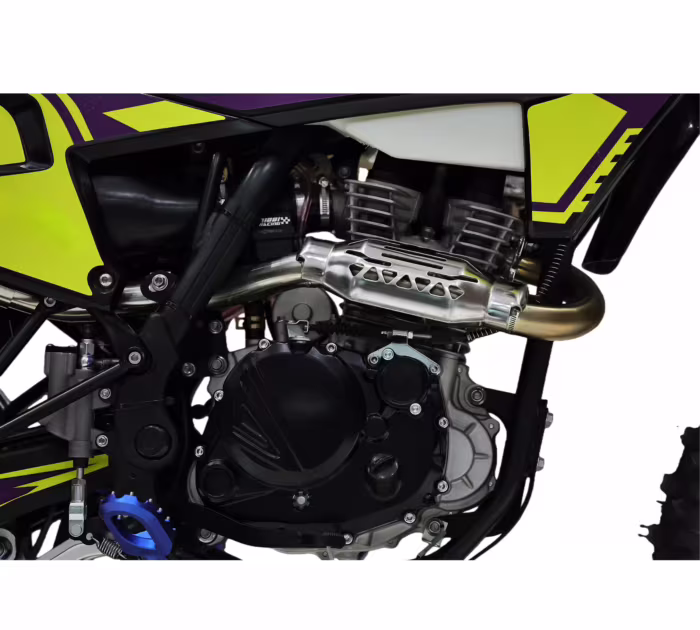 Motor de motocicleta con escape y detalles del chasis.