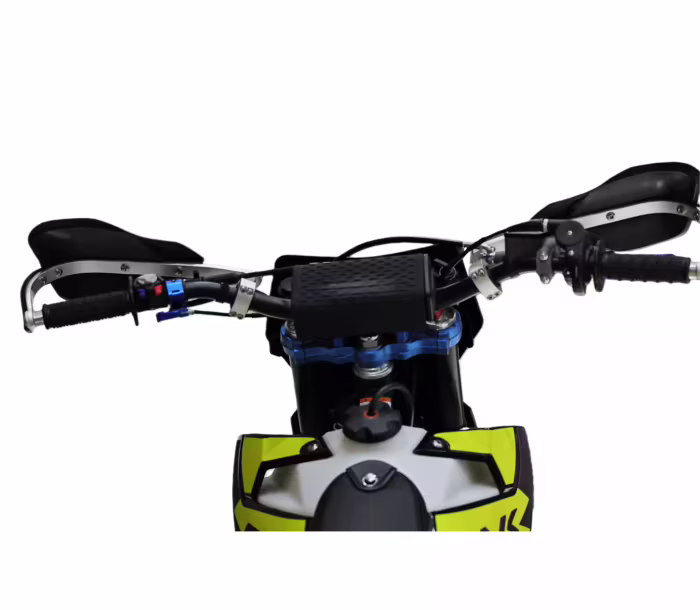 Manillar de moto de cross con protectores de manos y abrazaderas azules.