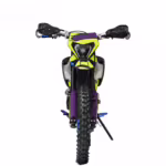 Vista frontal de una moto de cross amarilla y morada