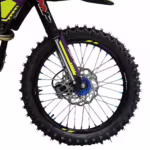 Rueda delantera de moto de cross con neumático de tacos y freno de disco.