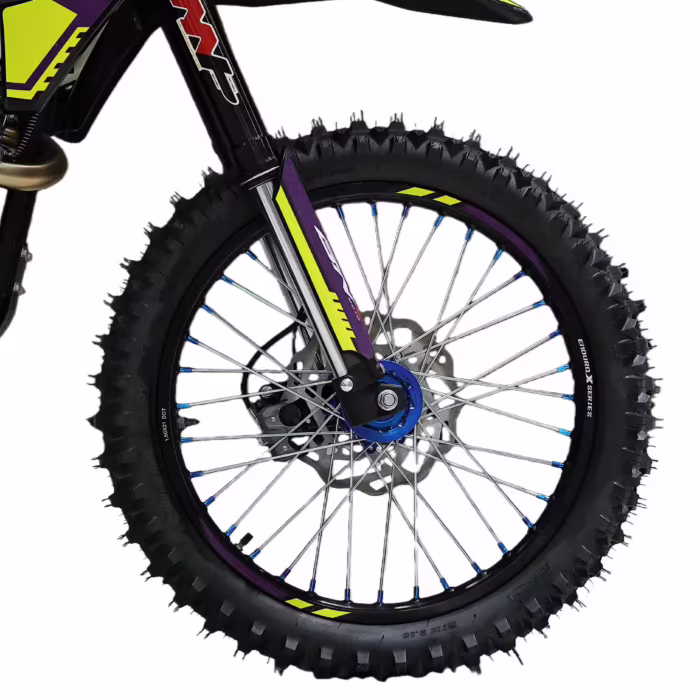 Rueda delantera de moto de cross con neumático de tacos y freno de disco.