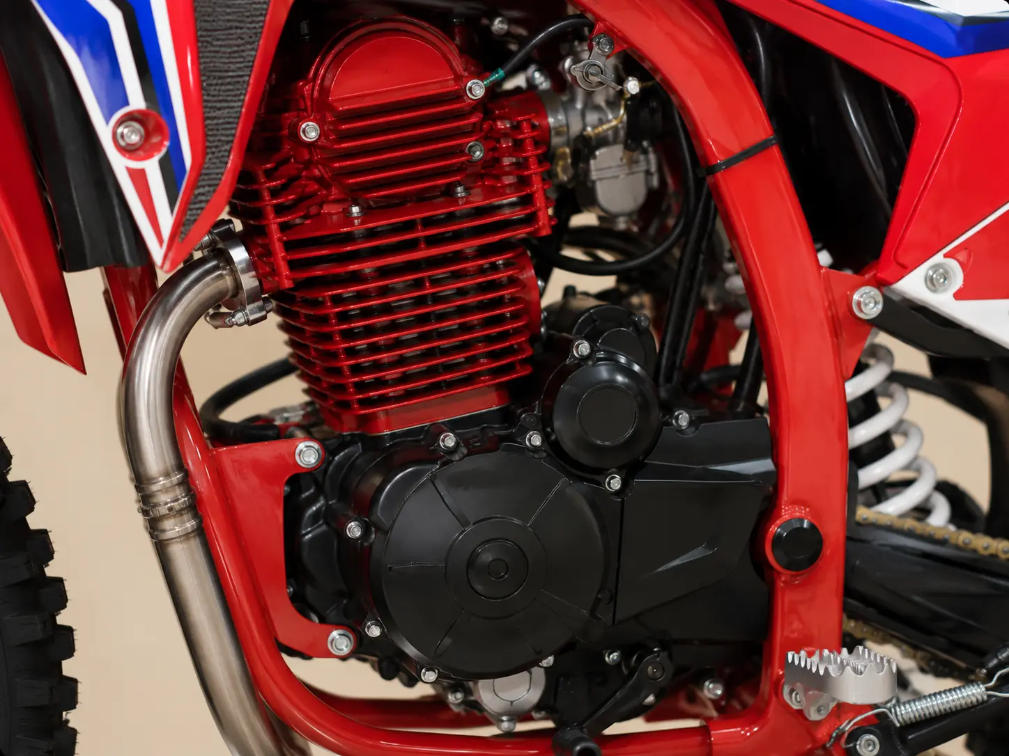 250cc air-cooled single-cylinder engine of the YKF-1, 45-degree view